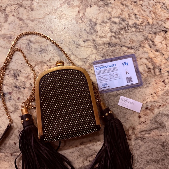 EXCELLENT McQueen Limited Edition MEGA Grail Skull Crossbody - Picture 6 of 9